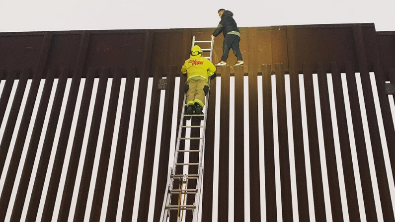 El departamento de Bomberos de San Diego ayudó en el rescate de un migrante que quedó atrapado en lo alto del ballado fronterizo en la frontera entre EE.UU. y México. (Fotografía cortesía del Departamento de Bomberos de San Diego)
