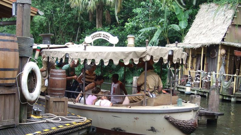 Salen ilesos pasajeros de la atracción de Disney Jungle Cruise al hundirse. (Imagen ilustrativa de DearCatastropheWaitress en Wikipedia en inglés)