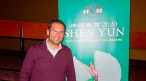 Padre de familia dueño de un centro de cirugía pediátrica quedó asombrado por Shen Yun