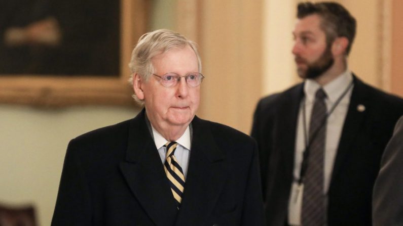 El líder de la mayoría del Senado, el senador Mitch McConnell (R-Ky..) llega al Capitolio para el juicio político del presidente Donald Trump, en Washington el 27 de enero de 2020.  (Charlotte Cuthbertson/The Epoch Times)