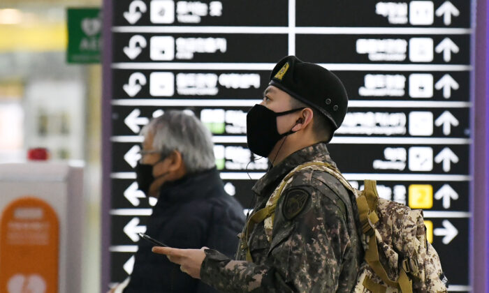 Un soldado surcoreano en una estación de ferrocarril de la ciudad de Daegu, Corea del Sur, el 21 de febrero de 2020. (JUNG YEON-JE/AFP a través de Getty Images)