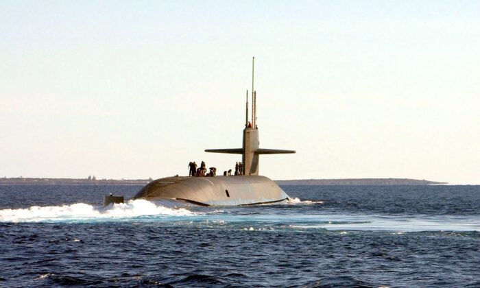 El USS Florida de la clase Ohio navega frente a la costa de las Bahamas el 22 de enero de 2003. (David Nagle/Marina de los Estados Unidos/Getty Images)