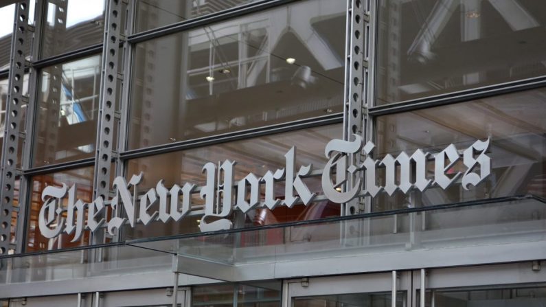Entrada oeste del edificio del New York Times, en 620 Eighth Ave, en Nueva York, el 28 de abril de 2016. (Don Emmert/AFP/Getty Images)