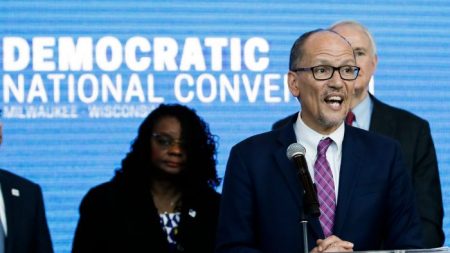 Presidente del DNC pide que se revisen los resultados del Caucus de Iowa