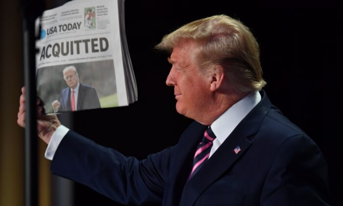 El presidente Donald Trump sostiene un periódico que muestra un titular "Absuelto" al llegar a hablar en el 68º Desayuno Nacional de Oración anual el 6 de febrero de 2020 en Washington. (NICHOLAS KAMM/AFP vía Getty Images)
