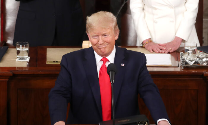 El presidente Donald Trump pronuncia el discurso sobre el Estado de la Unión en el hemiciclo de la Cámara de Representantes en Washington, el 4 de febrero de 2020. (Mark Wilson/Getty Images)