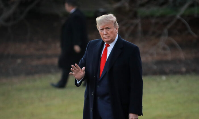 El presidente Donald Trump camina hacia el Marine One en camino a Ohio para un mitin, en la Casa Blanca en Washington el 9 de enero de 2020. (Charlotte Cuthbertson/The Epoch Times)
