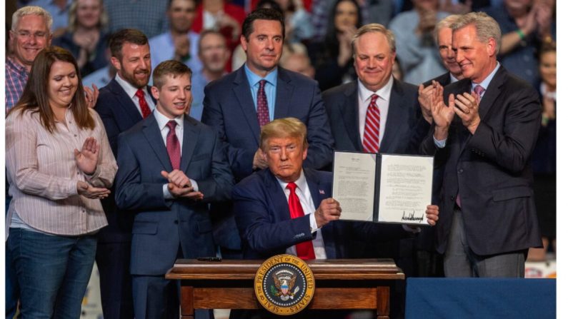 El presidente Donald Trump firma ceremonialmente una legislación en un mitin con agricultores locales en Bakersfield, California, el 19 de febrero de 2020. (David McNew/Getty Images)