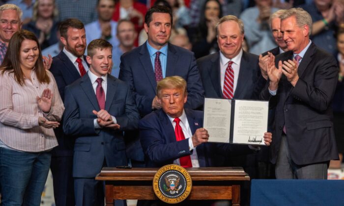 El 19 de febrero de 2020, el presidente Donald Trump firma la legislación en un mitin con agricultores locales en Bakersfield, California. (David McNew / Getty Images)