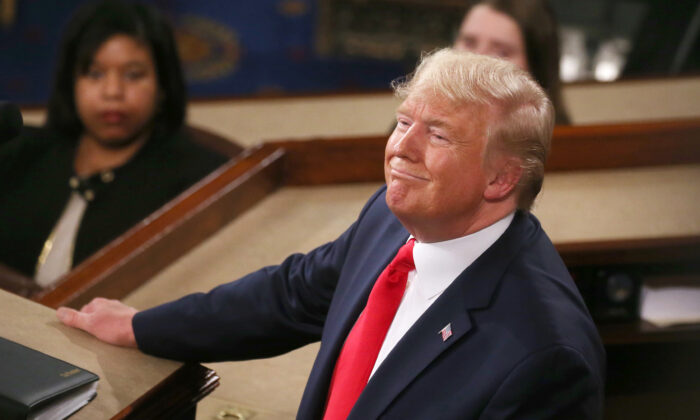 El presidente Donald Trump da su discurso del Estado de la Unión en la Cámara de Representantes en Washington, el 4 de febrero de 2020. (Mario Tama/Getty Images)