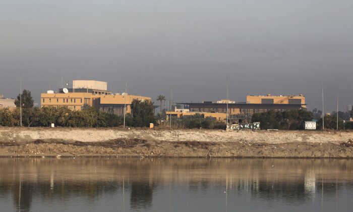 Una vista general de la embajada de EE.UU. al otro lado del río Tigris en la capital de Irak, Bagdad, el 3 de enero de 2020. (Ahmad Al-Rubaye/AFP vía Getty Images)