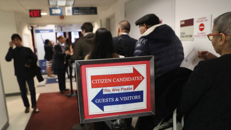 Los inmigrantes esperan en la fila para convertirse en ciudadanos estadounidenses en una ceremonia de naturalización en la ciudad de Nueva York el 2 de febrero de 2018. (John Moore/Getty Images)