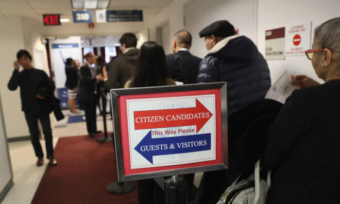 Inmigrantes esperan en fila para convertirse en ciudadanos estadounidenses en una ceremonia de nacionalización en la ciudad de Nueva York el 2 de febrero de 2018. (John Moore/Getty Images)