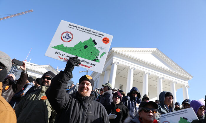 Activistas de derechos de armas participan en una manifestación en Richmond, Virginia, el 20 de enero de 2020. (Samira Bouaou/The Epoch Times)