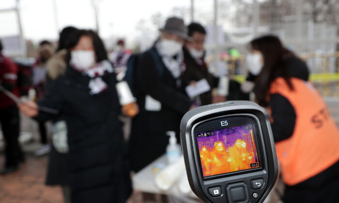 Los fans del Vissel Kobe son examinados para detectar signos de coronavirus en Suwon, Corea del Sur, el 19 de febrero de 2020. (Han Myung-Gu/Getty Images)