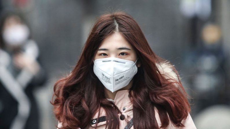  Una mujer lleva una máscara mientras camina por la calle el 22 de enero de 2020 en Wuhan, provincia de Hubei, China.  (Foto de Getty Images)