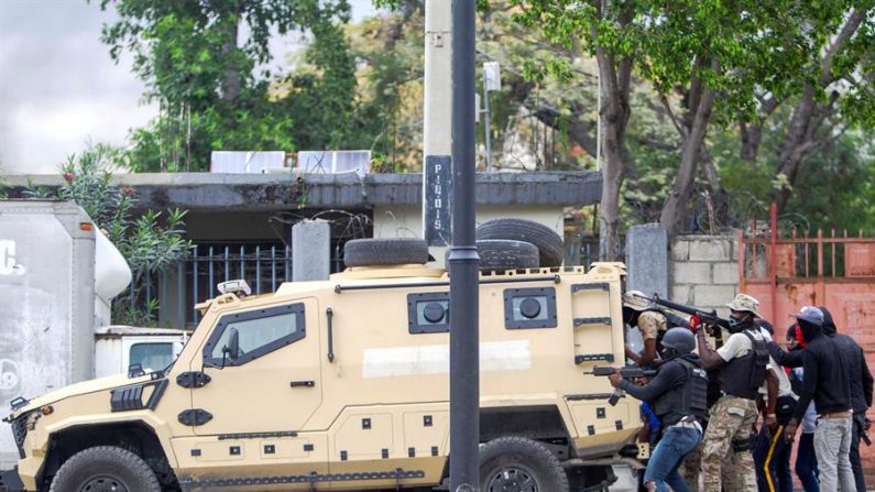 Al menos dos muertos en enfrentamientos entre policías y militares en Haití. EFE/JEAN MARC HERVE ABELARD
