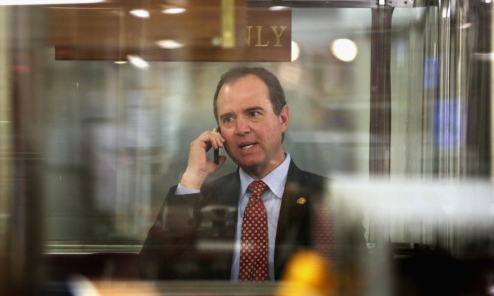 El representante Adam Schiff (D-Calif.) habla por teléfono en el Capitolio de Washington, en una fotografía de archivo. (Alex Wong/Getty Images)