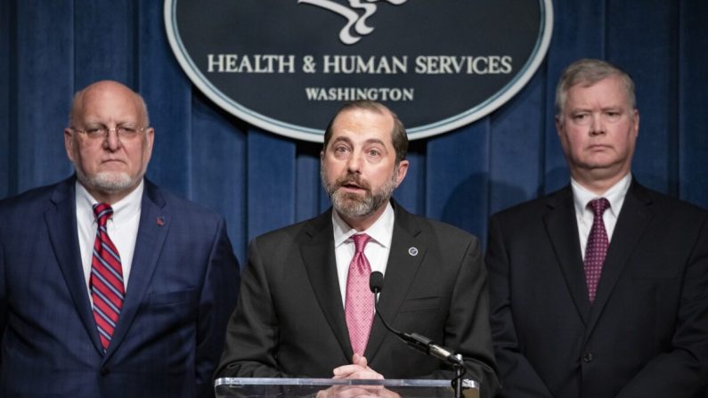 El Secretario de Salud y Servicios Humanos, Alex Azar, habla durante una conferencia de prensa sobre los recientes desarrollos del coronavirus con otros miembros de la Fuerza de Tareas del Coronavirus del Presidente Trump en la sede de la agencia en Washington el 7 de febrero de 2020. (Samuel Corum/Getty Images)
