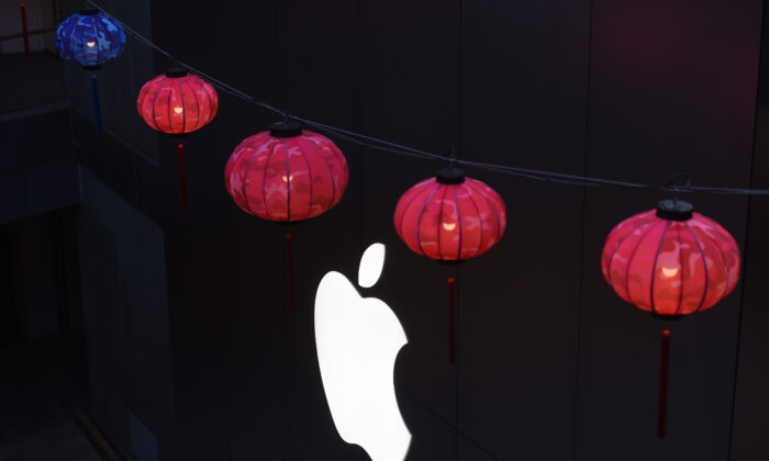 Linternas chinas cuelgan fuera de una tienda de Apple en un centro comercial en Beijing, China, el 23 de febrero de 2016. (Greg Baker/AFP/Getty Images)
