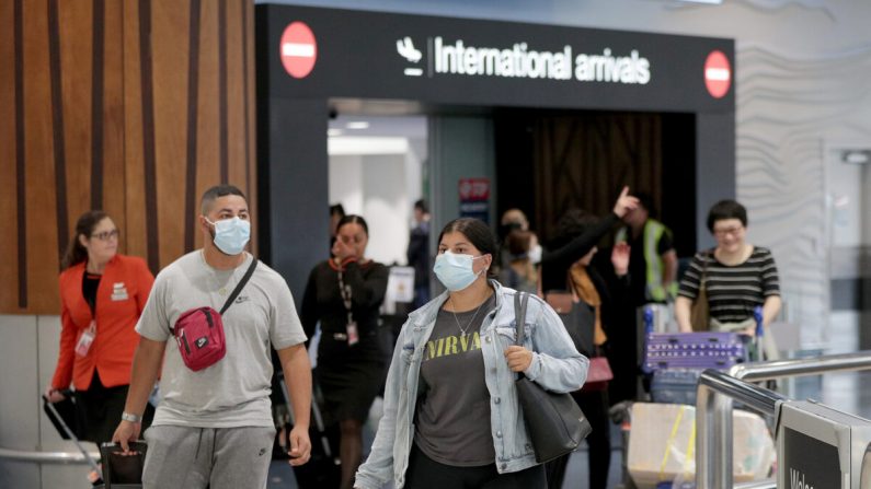 Los pasajeros que llegan en los vuelos llevan máscaras protectoras en el aeropuerto internacional de Auckland, Nueva Zelanda en una fotografía de archivo del 29 de enero de 2020. (Dave Rowland/Getty Images)