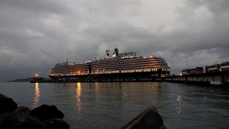 El crucero MS Westerdam se encuentra en un puerto marítimo en la provincia de Preah Sihanouk, Camboya. EFE/EPA/MAK REMISSA
