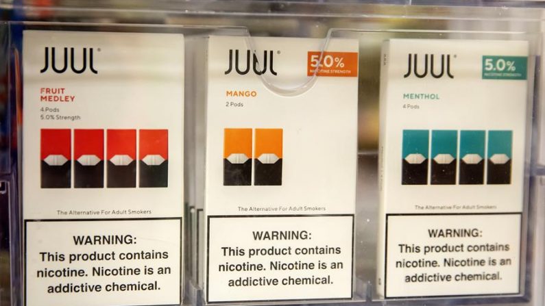 Los productos saborizados de Juul se ven a la venta en una tienda en Washington, DC, EE.UU., el 02 de enero de 2020. EFE/EPA/Erik S. Lesser/Archivo