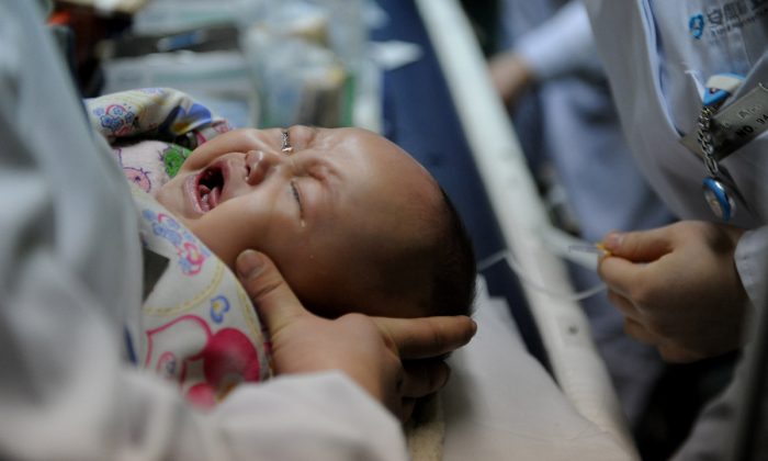 Un bebé chino recibiendo tratamiento en un hospital. (STR/AFP/Getty Images)