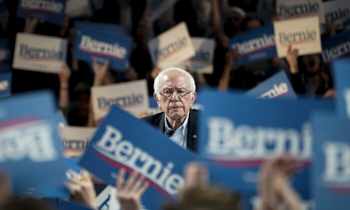 El precandidato presidencial demócrata, el senador Bernie Sanders (I-Vt.), habla durante un mitin de campaña en la Universidad de Houston en Houston, Texas, el 23 de febrero de 2020. (Drew Angerer/Getty Images)