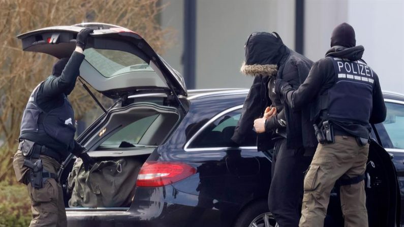 Uno de los 12 hombres sospechosos de estar involucrados en un grupo terrorista de derecha es escoltado por la policía cuando llega a su audiencia con el fiscal general de Alemania en Karlsruhe, Alemania, el 15 de febrero de 2020 (EFE/EPA/RONALD WITTEK)