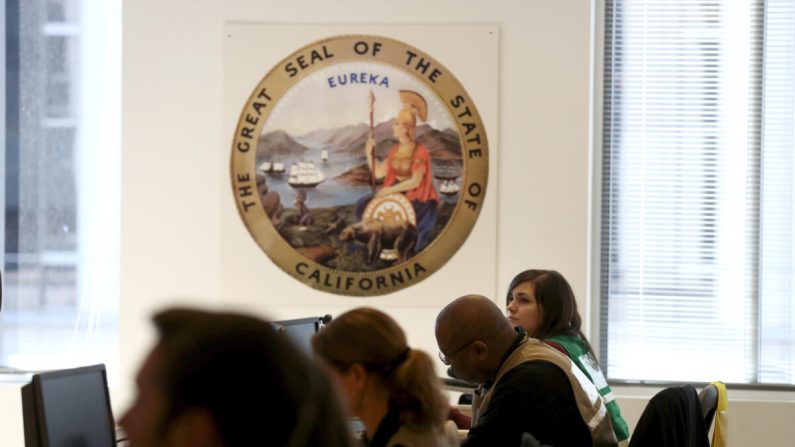 Trabajadores del Centro de Coordinación y Salud Médica del Departamento de Salud Pública de California en Sacramento, California, el 27 de febrero de 2020. (Justin Sullivan/Getty Images)