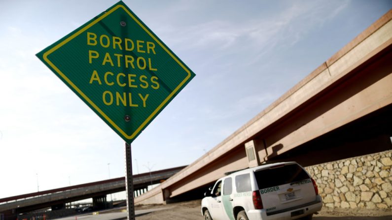 Un vehículo de la Patrulla Fronteriza de EE.UU. pasa un cartel de "Sólo acceso a la Patrulla Fronteriza" cerca de la frontera entre EE.UU. y México el 26 de junio de 2019 en El Paso, Texas. (Mario Tama/Getty Images)