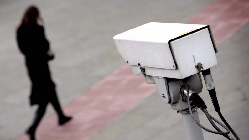 Foto de archivo de una cámara de seguridad observando a una mujer. (Leon Neal/AFP a través de Getty Images)