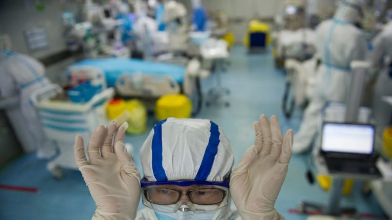 Una enfermera se ajusta las gafas en una unidad de cuidados intensivos que trata a pacientes con coronavirus COVID-19 en un hospital en Wuhan, en la provincia central china de Hubei, el 22 de febrero de 2020. (STR/AFP a través de Getty Images)