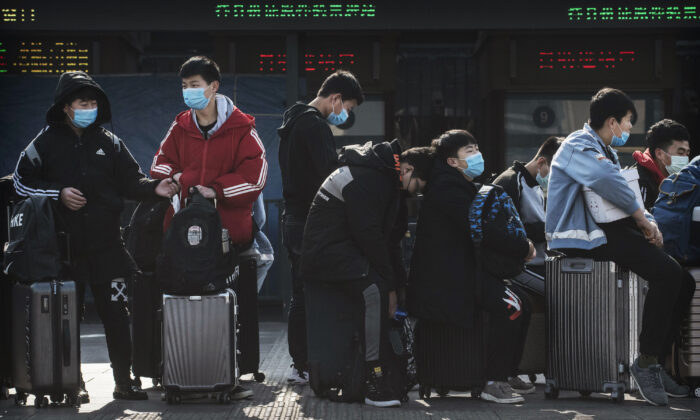 Estudiantes chinos llevan máscaras mientras esperan a tomar un tren después del descanso del Año Nuevo Chino en Beijing, China, el 31 de enero de 2020. (Kevin Frayer/Getty Images)
