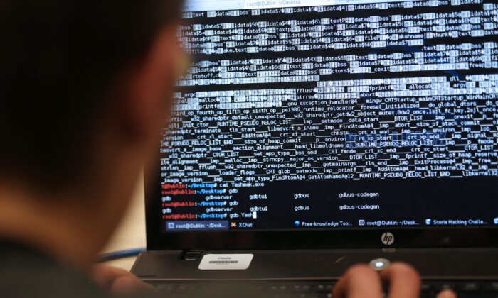 Imagen de archivo de una persona haciendo programación en una computadora cerca de París, el 16 de marzo de 2013. (Thomas Samson/AFP a través de Getty Images)