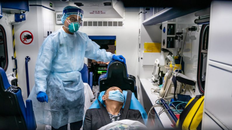 Un paciente es trasladado por una ambulancia al Centro de Enfermedades Infecciosas del Hospital Princesa Margarita en Hong Kong, China, el 22 de enero de 2020. (Anthony Kwan/Getty Images)