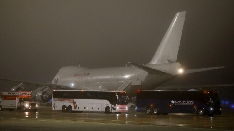 Los autobuses que transportan a los evacuados americanos del crucero Diamond Princess salen de la pista de la Base Conjunta San Antonio-Lackland en San Antonio, Texas, el 17 de febrero de 2020. (Edward A. Ornelas/Getty Images)