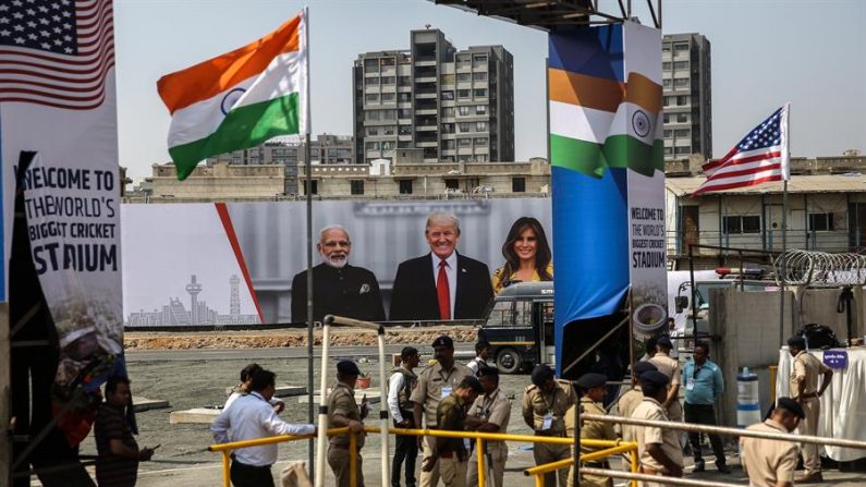 Modi recibe a un Trump cercano ideológicamente pero alejado en lo comercial. (Imagen EFE/EPA/DIVYAKANT SOLANKI)
