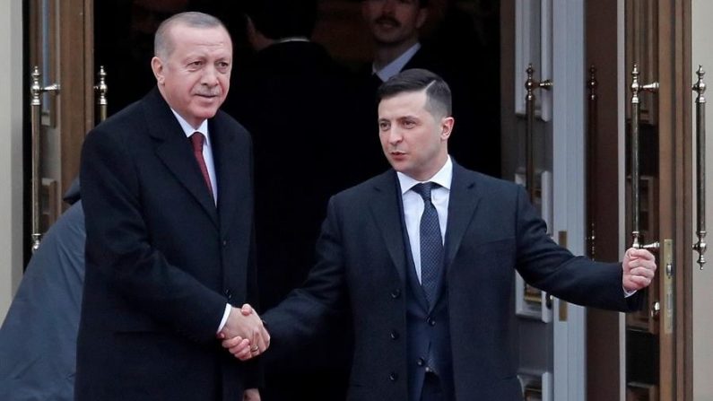 El presidente ucraniano Volodymyr Zelensky (der.) y el presidente turco Recep Tayyip Erdogan (izq.) asisten a una reunión en el Palacio Mariinskiy de Kiev, Ucrania, el 3 de febrero. (EFE/EPA/SERGEY DOLZHENKO)