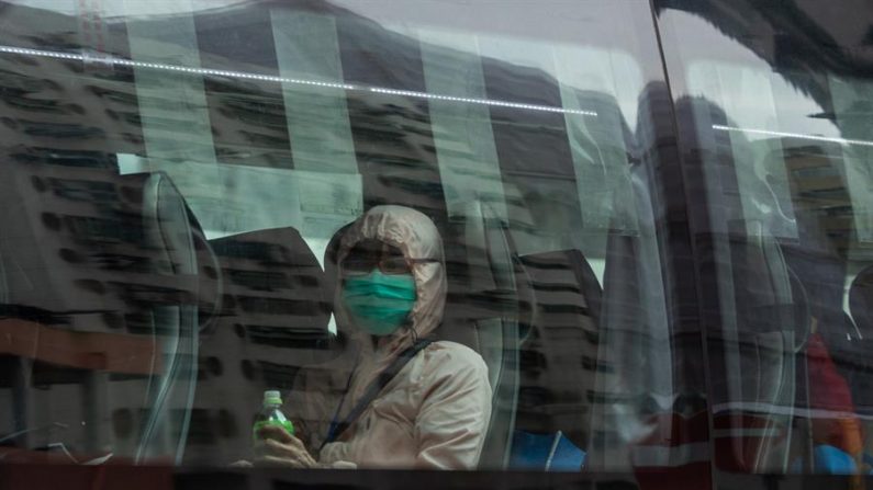 Un avión con británicos evacuados de un crucero en Japón llega al R.Unido. (Imagen EFE/EPA/JEROME FAVRE)
