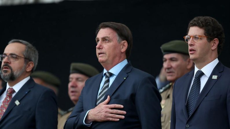 El presidente de Brasil, Jair Bolsonaro y sus ministros participan de un acto en el que se coloca la primera piedra para la inauguración de un colegio militar en Sao Paulo, (Brasil). EFE/Fernando Bizerra