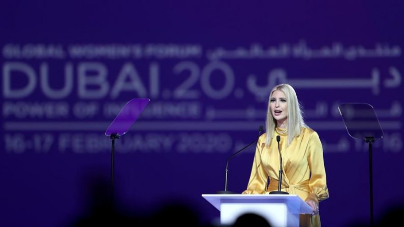 La asesora principal del presidente de EEUU, Ivanka Trump, habla durante una sesión en el Global Women's Forum 2020 en Dubai, Emiratos Árabes Unidos, el 16 de febrero de 2020. (EFE/EPA/ALI HAIDER)