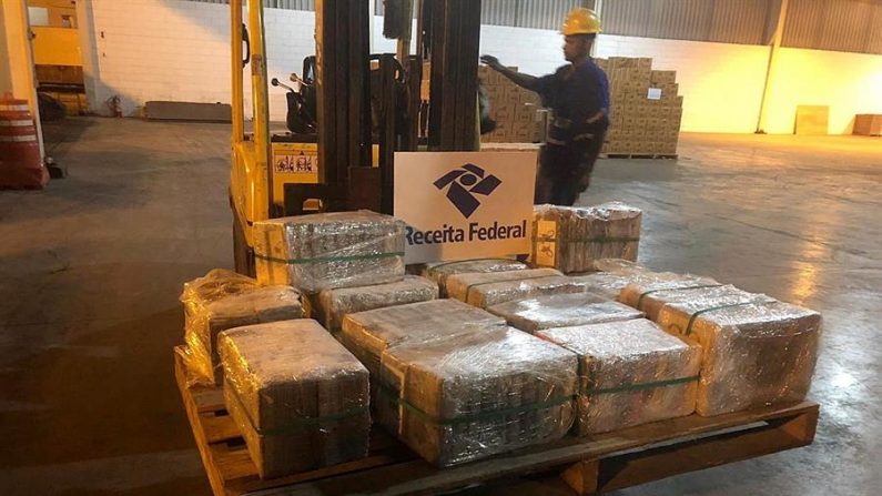 Fotografía cedida el 06 de febrero de 2020 por la Secretaría de Ingresos Federales de Brasil de 300 kilos de cocaína decomisada en el puerto de Río de Janeiro (Brasil). EFE/ RECEITA FEDERAL