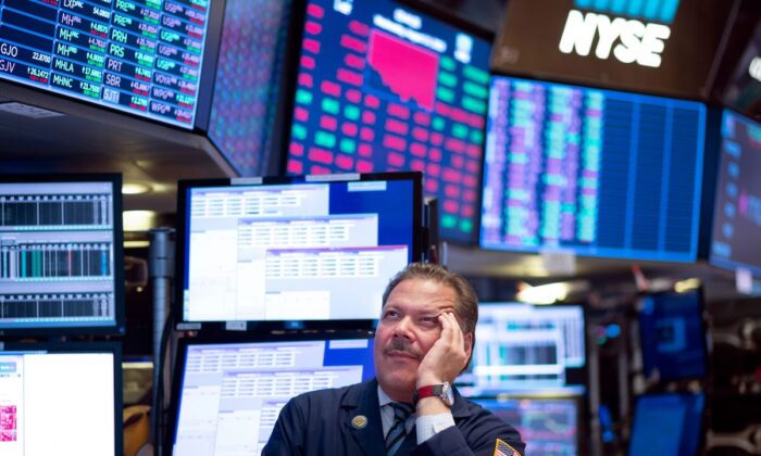 Un operador trabaja antes de la campana de cierre en la Bolsa de Nueva York en la ciudad de Nueva York, el 14 de agosto de 2019. (Johannes Eisele/AFP/Getty Images)