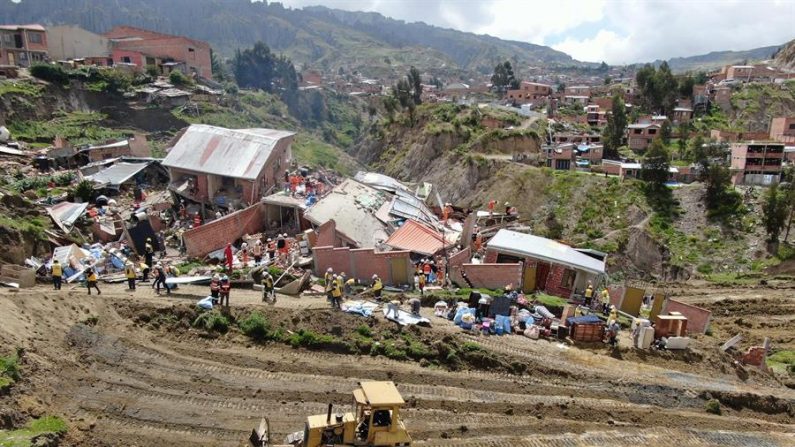 Vista de las casas afectadas por el deslizamiento del barrio de Ovejuyo, este lunes en La Paz (Bolivia). EFE/Javier Mamani
