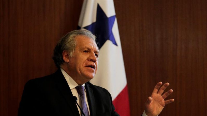 El secretario general de la Organización de Estados Americanos (OEA), Luis Almagro, habla durante la conferencia magistral: "Panamá ante los nuevos desafíos a la paz social y la democracia en América Latina", dictada en la Cámara de Comercio, Industrias y Agricultura de Panamá (CCIAP) el 17 de febrero de 2020 en Ciudad de Panamá (Panamá). EFE/Bienvenido Velasco
