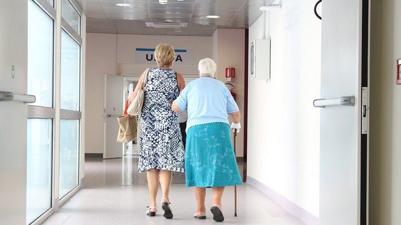 Caminar unos pocos pasos por día puede mejorar significativamente la recuperación de los pacientes. (sarcifilippo/Pixabay)
