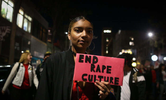Una mujer sostiene un letrero que dice "Fin a la cultura de la violación" durante una marcha por el Día Internacional de la Mujer en Oakland, California, el 8 de marzo de 2017. (Elijah Nouvelage/Getty Images)