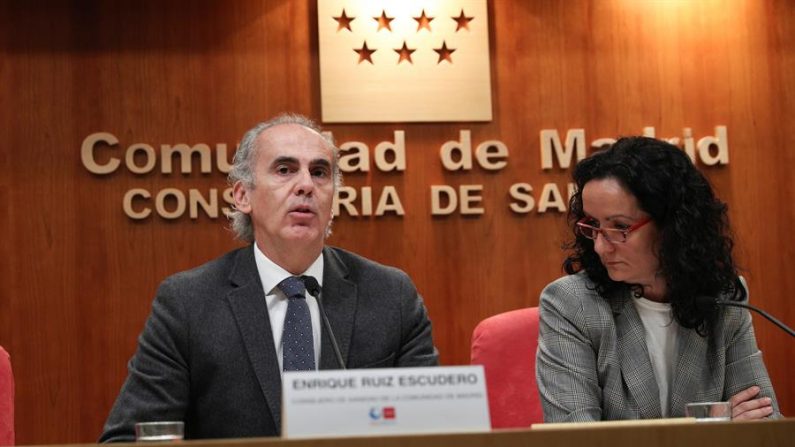 El consejero de Sanidad de la Comunidad de Madrid, Enrique Ruiz Escudero (i) y la directora general de Salud, Yolanda Fuentes (d) antes de la rueda de prensa. EFE/Rodrigo Jiménez